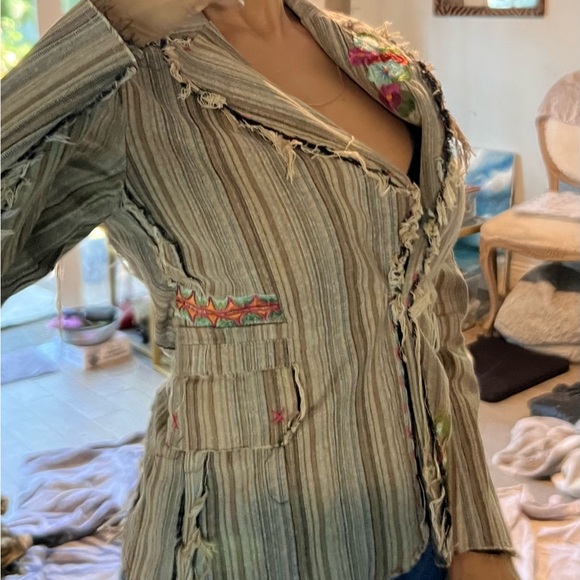 Adorable Aziz Embroidered Striped Blazer button needs a lil’ stitcheroo - Picture 3 of 14